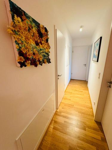 einen Flur mit einem Gemälde an der Wand in der Unterkunft Design Apartment am Dom in Erfurt