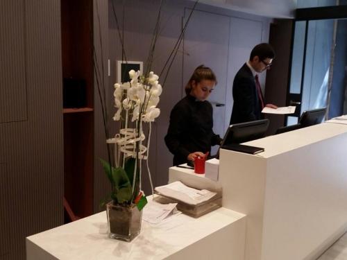 a man standing next to a woman in front of a counter at Hotel Àmbit Barcelona in Barcelona