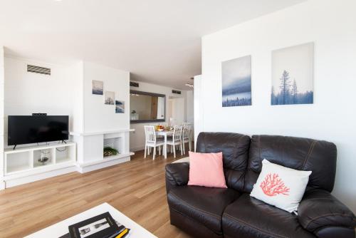 MAGIC OF THE OCEAN, front Line Beach in Playamar-Parking, Sea Views, Pool, tenis, paddle, wifi and Aircon