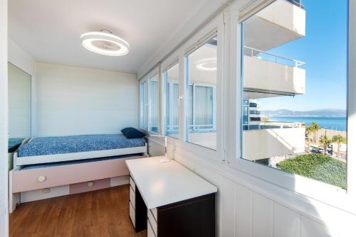 Postel nebo postele na pokoji v ubytování MAGIC OF THE OCEAN, front Line Beach in Playamar-Parking, Sea Views, Pool, tenis, paddle, wifi and Aircon