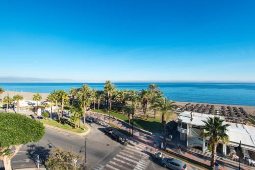 MAGIC OF THE OCEAN, front Line Beach in Playamar-Parking, Sea Views, Pool, tenis, paddle, wifi and Aircon