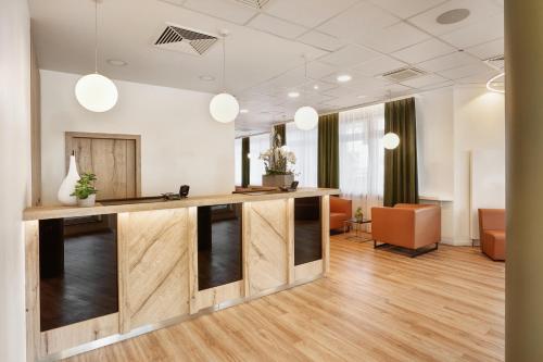 un bureau avec une réception et des chaises dans l'établissement H+ Hotel Darmstadt, à Darmstadt