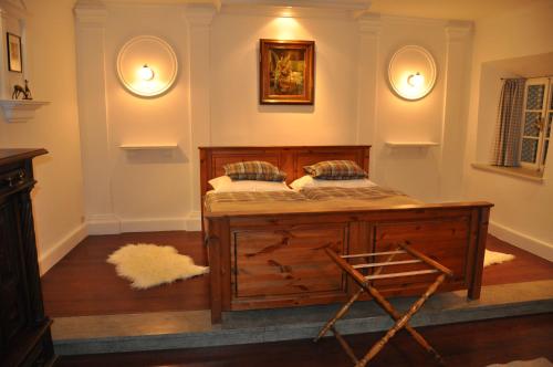um quarto com uma cama com duas almofadas em Wohnung Gasteg em Maria Alm am Steinernen Meer