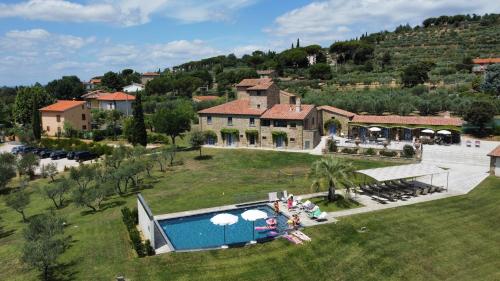 uma vista aérea de uma casa com piscina em Nello's, Villa di pregio con SPA em Cortona