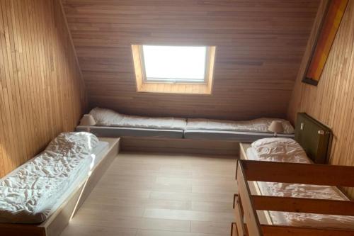 une petite chambre avec deux lits et une fenêtre dans l'établissement Apt Or Chalet Near The Slopes Saint Chaffrey, à Saint-Chaffrey