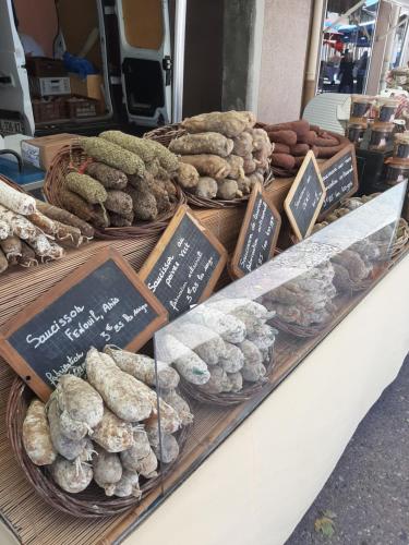 une présentation de différents types de légumes sur un comptoir dans l'établissement Maison 130m2, terrasse 70 m2 sud, 1à7 Pers, 3 chbres avec TV et clim, à Pierrelatte