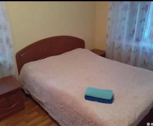 een bed met een blauw item erop bij VIP apart 339 in Tbilisi City