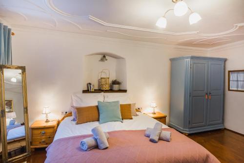 a bedroom with a large bed and a mirror at Flyns in Görlitz
