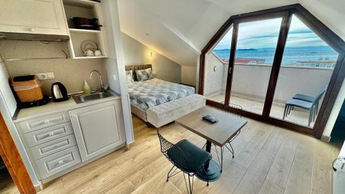 Habitación con cama y cocina con ventana en Seven Studıos Sultanahmet, en Estambul