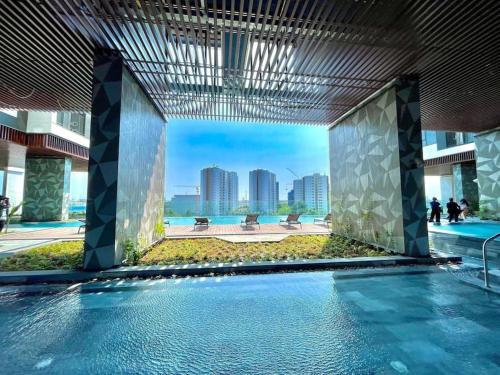 einen Pool in einem Gebäude mit Stadtblick in der Unterkunft Experience Luxury Living! Spectacular 1-Bedroom Apartment in Thuan An, Binh Duong in Thuan An