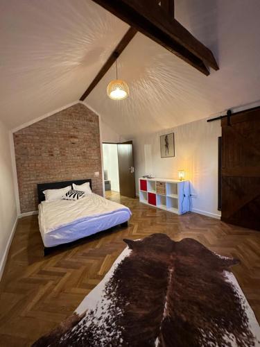 um quarto com uma cama e uma parede de tijolos em Cismigiu Apartments em Bucareste