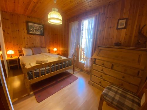 Postel nebo postele na pokoji v ubytování Chalet Rustique à La Tzoum'