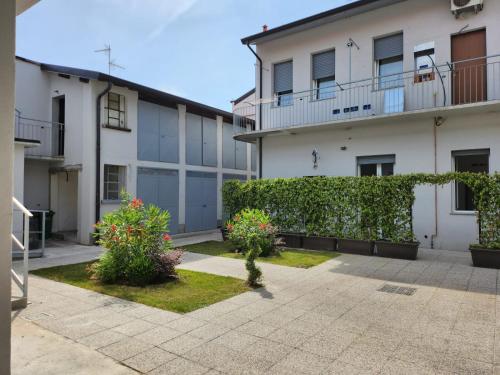 an apartment building with bushes and flowers in a courtyard at Caprotti 6 in Magenta