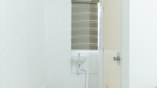 bagno con lavandino e specchio di RedDoorz @ Shukran Rentals OPC Pampanga a Candaba