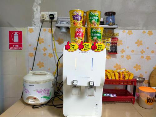 a popcorn machine sitting on a counter with snacks at RIZQI HOMESTAY Sungai Siput with Wifi! Islamic Guest Only! in Kampong Rimba Panjang