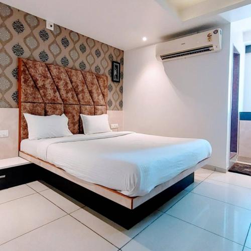 sypialnia z dużym łóżkiem w pokoju w obiekcie Hotel Sigma w mieście Ahmadabad
