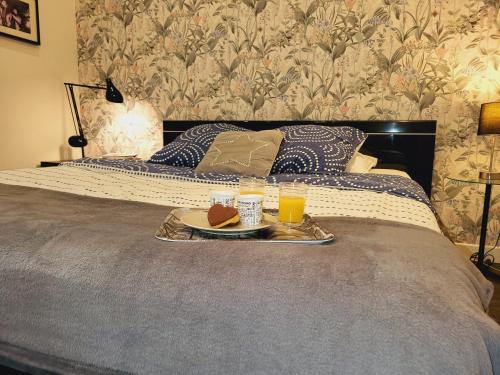 - un lit avec un plateau de nourriture et 2 verres de jus d'orange dans l'établissement Cannes apartment - city center, AC / wifi, à Cannes