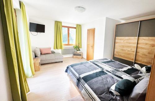 1 dormitorio con 1 cama y 1 sofá en Pension Sonnegg, en Gallaverda
