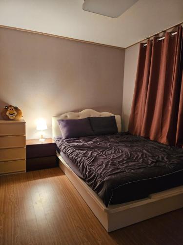 ソウルにあるUrban Space Seolleungのベッドルーム1室(ベッド1台、ドレッサー、ランプ付)