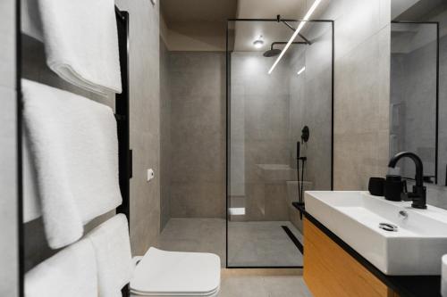 Un baño de Hotel MiraMar smart room