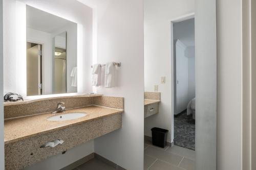 Bilik mandi di SpringHill Suites Gainesville