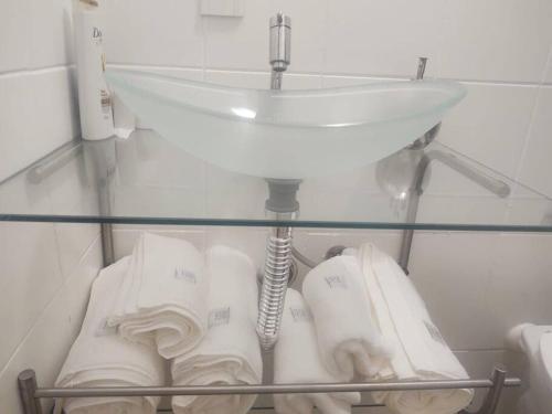 a sink and some white towels in a closet at Studio116-completo, confortável, amplo, prático in Brasilia