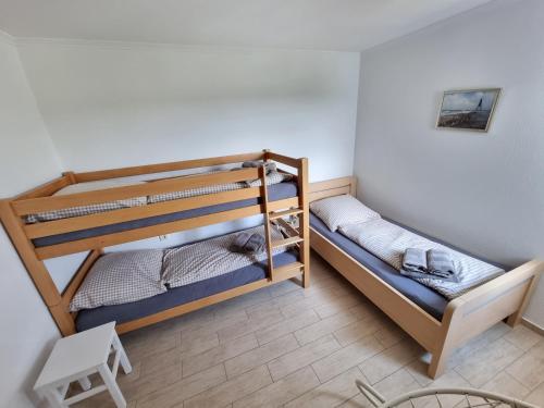 クックスハーフェンにあるFrische Briseの二段ベッド2組(テーブル付)が備わる客室です。