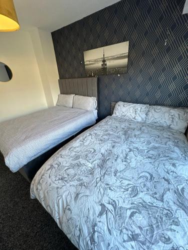 Spacious 3 Bed House, Sleeps 7 people - Birmingham tesisinde bir odada yatak veya yataklar