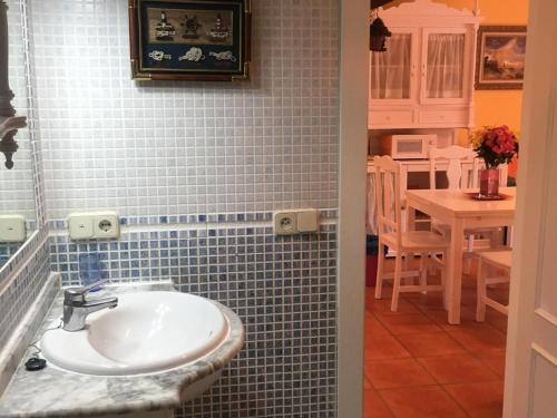 La salle de bains est pourvue d'un lavabo et d'une salle à manger. dans l'établissement Casablanca, à Alcossebre