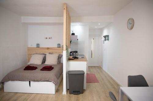 Ένα ή περισσότερα κρεβάτια σε δωμάτιο στο Le Chat Orange