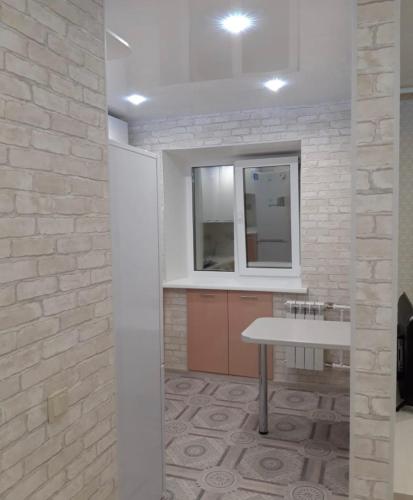 uma casa de banho com um lavatório e um espelho em VIP apart 342 em Tbilisi