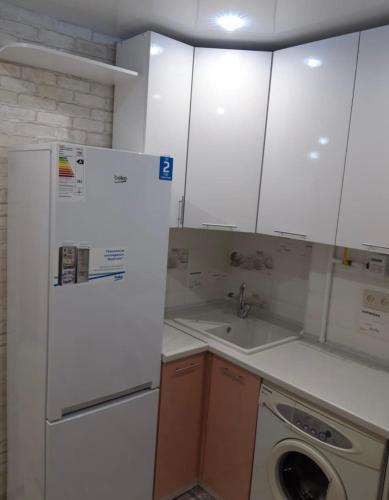 uma cozinha com um frigorífico branco e uma máquina de lavar louça em VIP apart 342 em Tbilisi