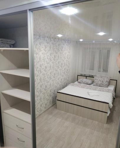 um quarto com uma cama e um closet em VIP apart 342 em Tbilisi