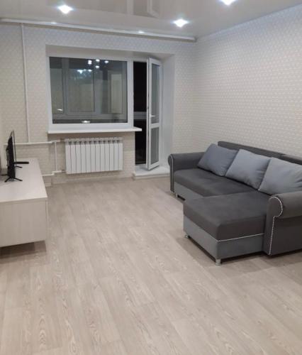 uma sala de estar com um sofá e uma mesa em VIP apart 342 em Tbilisi