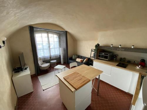 une cuisine avec une table et un salon dans l'établissement NEW Grand Studio Plein centre Clermont-Ferrand, à Clermont-Ferrand