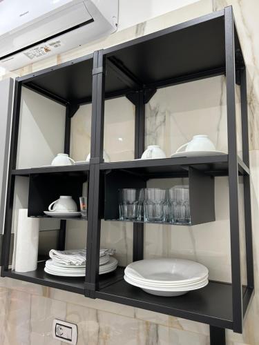 un armadio nero con piatti e piatti sopra di Sasy Home a Napoli