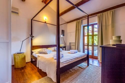 een slaapkamer met een hemelbed in een kamer bij Villa Happy Holiday Višnjan in Višnjan