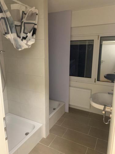 uma casa de banho com uma banheira, um lavatório e um WC. em BK Wesel em Wesel