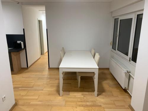 ヴェーゼルにあるBK Weselの部屋中白いテーブル