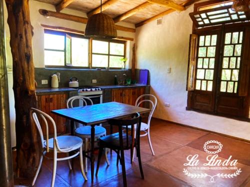 cocina con mesa y sillas en una habitación en Casa Eco La Linda San Marcos Sierras en San Marcos Sierras
