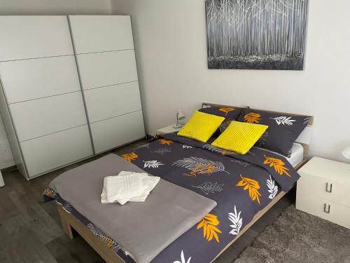 sypialnia z łóżkiem z żółtymi poduszkami w obiekcie ASTORIA w mieście Varaždin