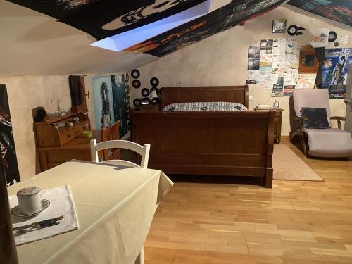 Cette chambre dispose d'un lit et d'une table avec un sidx de table. dans l'établissement Chez Eric et Sophie, à Tigné