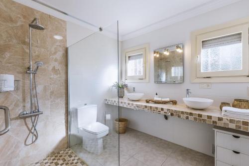 a bathroom with two sinks and a shower at Villa Levante in Jávea