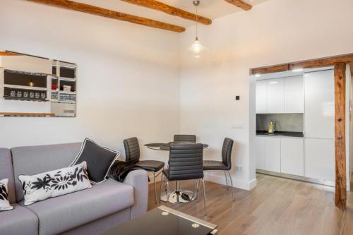 Modern Duplex - 1 Bedroom 1.5 Bathrooms - Sol