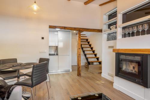 Modern Duplex - 1 Bedroom 1.5 Bathrooms - Sol