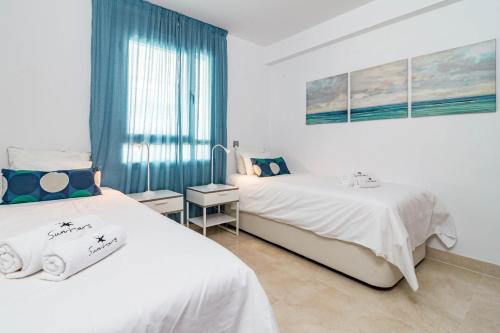 um quarto com 2 camas e uma janela em Aqua 6 1A em Marbella