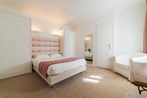 Ένα ή περισσότερα κρεβάτια σε δωμάτιο στο Hotel The Originals Château de Perigny