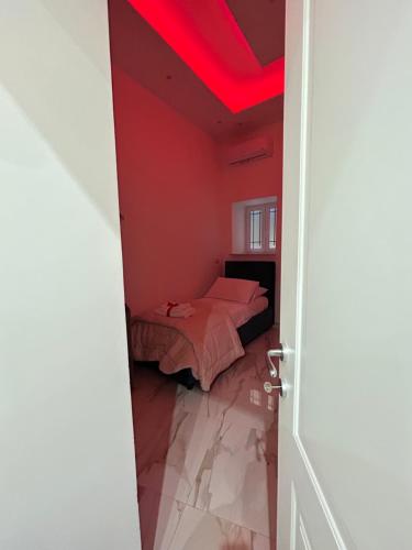 een kamer met een bed en een rood plafond bij Marghe Luxury Home in Napels
