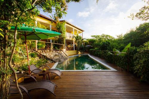 dom z basenem i drewnianym tarasem w obiekcie Villa Botanic Garden w mieście Itacaré