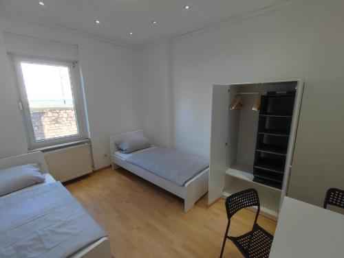 a small room with a bed and a window at Monter24- KH01 Großes Apartment, Monteur Wohnung, 5 Personen, 3 Schlafzimmer, Parkplatz in Bad Kreuznach